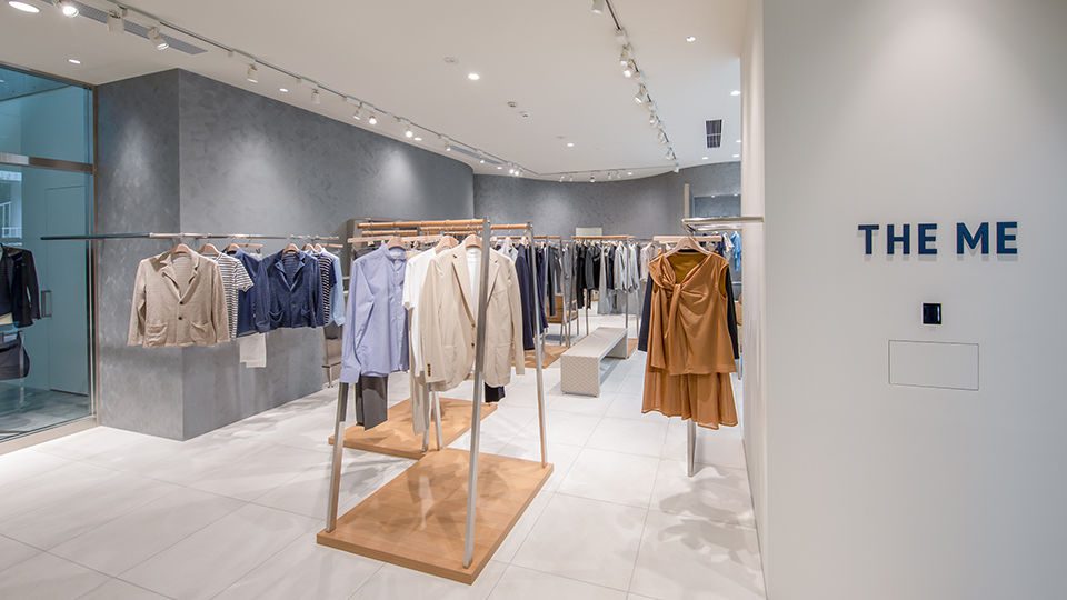 THE ME brand colors of navy and silver are used as key colors to create a stylish finish in the 2,671-sq.-ft. space. At the same time, warm as key colors to create a stylish finish. As a dual concept store, THE ME also is a genderless space that is comfortable for everyone.