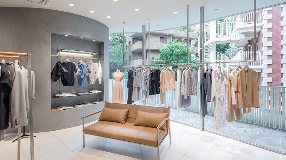 At THE ME, the clothing sizes are given in a fine and broad range, and each customer is provided with the best comfort and silhouette by individually tuning each piece of clothing according to the customers taste.The shop’s staff, called Navigators, support each customer’s “tuning” from choosing clothes to size adjustment.