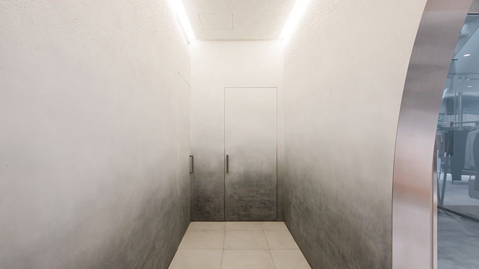 The corridor to the counseling room was created with a plaster gradation inspired by the designer to represent a fog in one’s head by integrating the wall with the door.