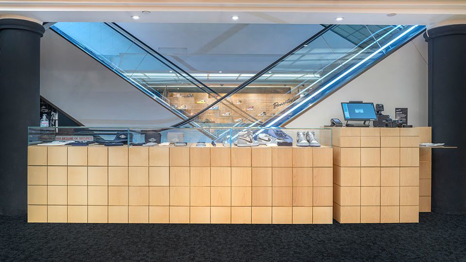 For the design, External Reference drew inspiration from the enthralling aesthetics of the Art Déco building where the store is located, in particular from the square patterns used in the historic glass canopies and also from the iconic escalator built in 1990.