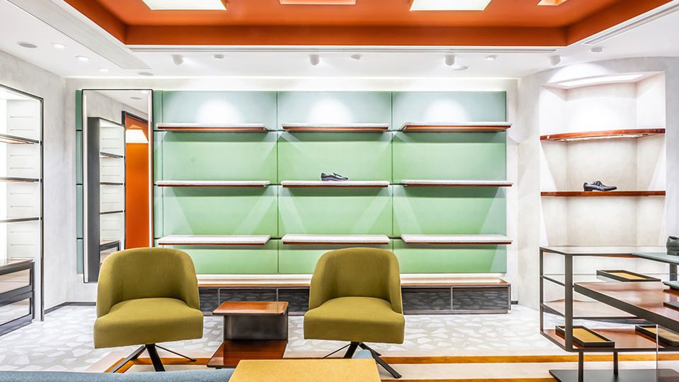 At the back of the store is an area replicating the feeling of a 70’s-style library room, dressed with two armchairs and a sofa in the shades of green and blue.