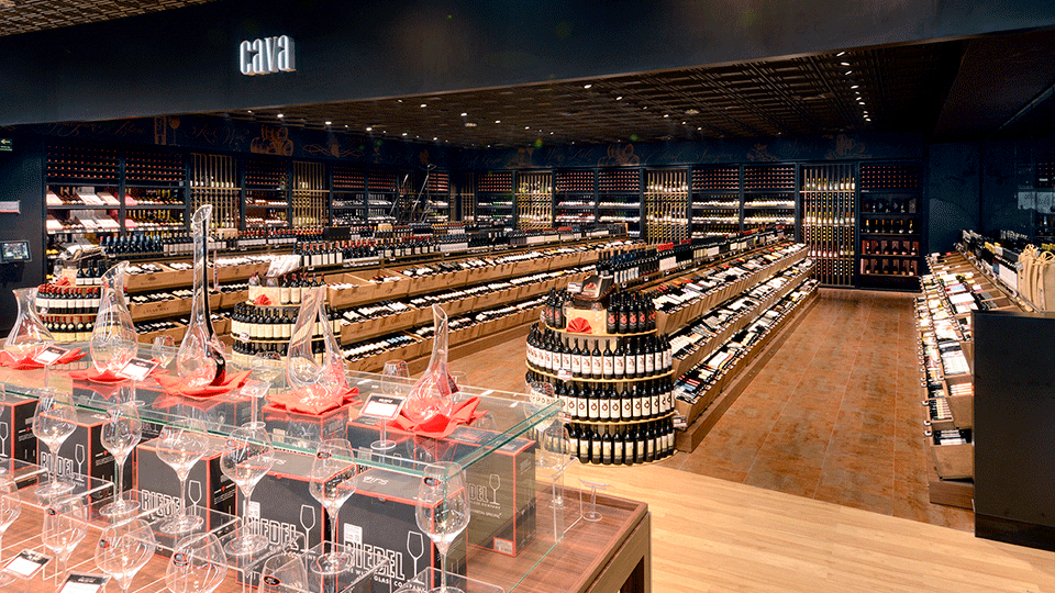The “cava” wine department features rusted imitation tile on the floor and an imitation coffered wood ceiling, which give character to the space.