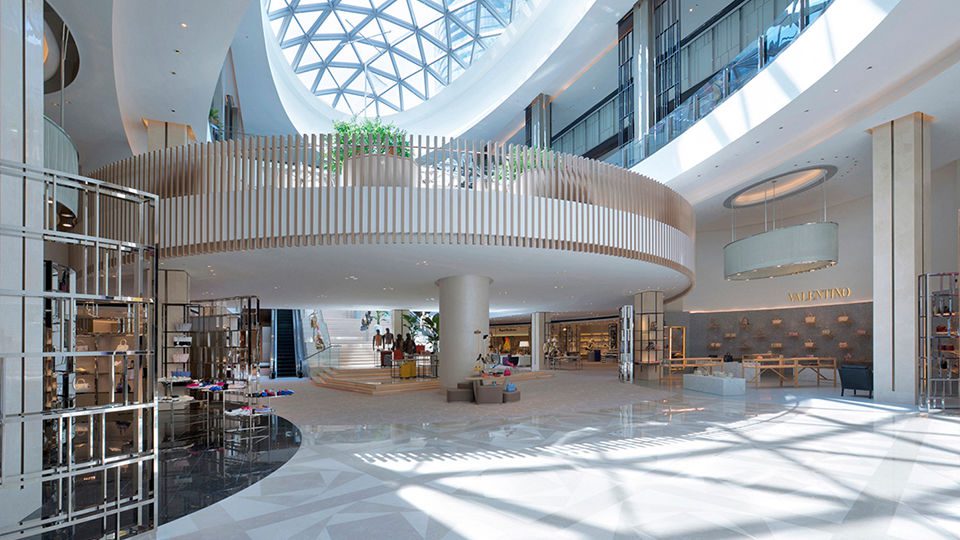 Chicago-based Charles Sparks + Co. was tapped for the expansion, master space planning and interior design of all retail space, common areas and concierge services spaces of Melco Entertainment-owned City of Dreams.
A view of the main court which acts as a central hub for vertical transportation between the women’s fashion level and the men’s fashion on the second level with a food & beverage mezzanine in between.