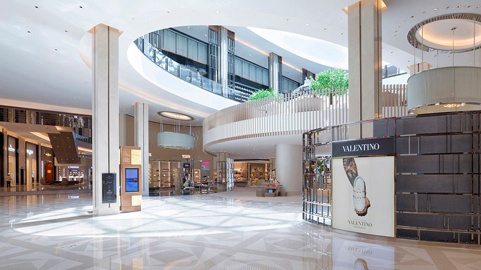 Brand shops float out into the court demised with low partitions in a voluminous court with a 7 meter ceiling height and a 9 meter floor to floor height.