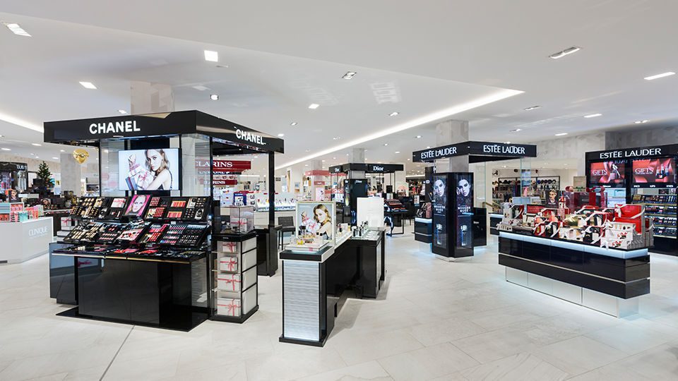 The renovation added approximately 30,000 sq. ft. of new space to the four- story interior, and pulled together the warren of existing structures into a coherent, vibrantly contemporary new retail destination.