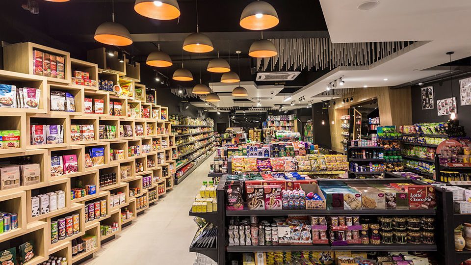 The dark grey tones of the fixtures, along with the pale oak boxes form a neutral setting that lets the product stand out.