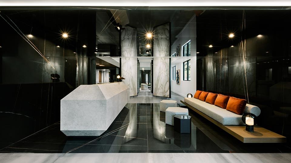 Moderno Porcelain Works joined forces with interior designer Nina Magon of Contour Interior Design. The brand selected Magon and her design aesthetics to design its new Houston showroom with an array of modern and sleek details and a sophisticated luxurious appeal.