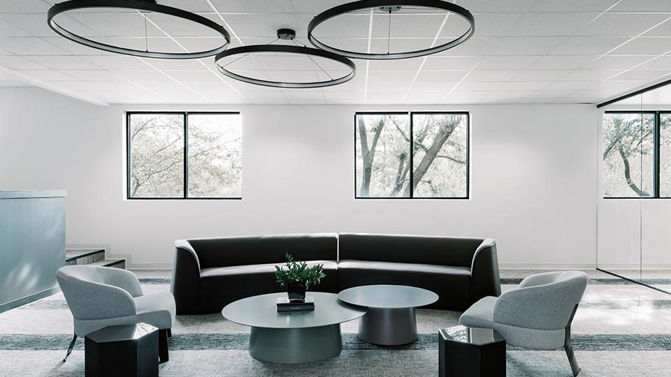 Contour chose to emphasize the modern, sleek and refined look that Moderno’s porcelain can bring to any space, using curved furnishings and statement lighting.