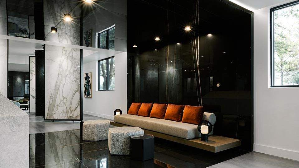 In an effort to complement the offerings within the showroom, Magon selected bold and clean design elements including modern furnishings, strong accent patterns, and crisp contrasting colors throughout.