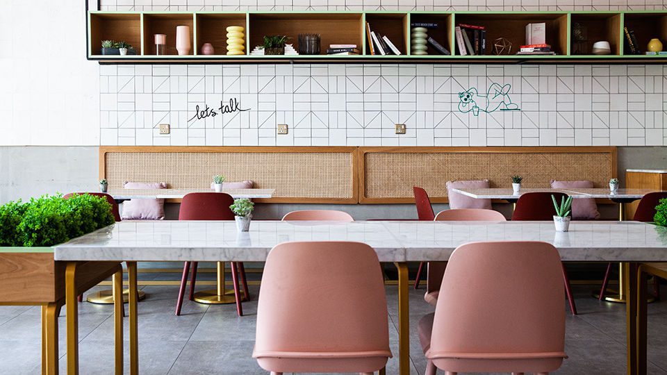 H2R Design was appointed as the interior design firm for Surround in Riyadh, Saudi Arabia, tasked to create a fun and playful space with sophistication for the foodies of Riyadh to gather, have great food and to really celebrate life together. The interior design of Surround is colorful, vibrant and an engaging space full of quirky design features which displays the character of the space.