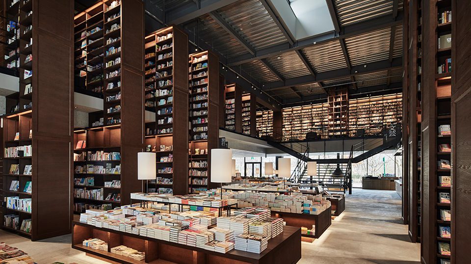 The locally produced bricks, concrete floors, exposed steel frames, and wood-and-steel furniture all contribute to the tranquil atmosphere inside, as does the lighting design.