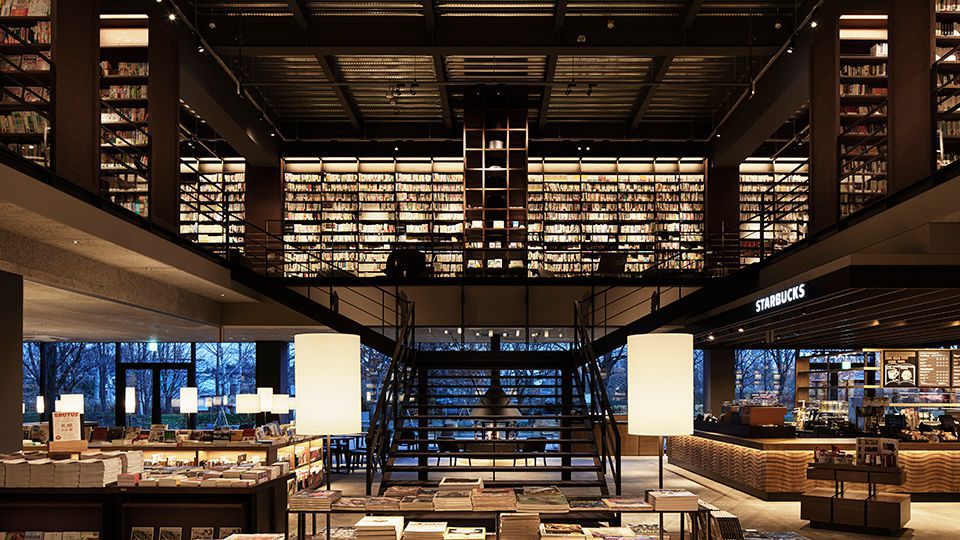 Tsutaya Books commissioned Hikokonishi Architecture Inc. to design the company’s store in the city of Ebetsu, Hokkaido, Japan. The site is adjacent to Ebetsu’s Four Seasons Promenade, a landscaped walking path, and faces a wooded area with many large trees. With a store concept of “a slow-life library in the woods,” the focus was on creating a comfortable space for customers to enjoy.