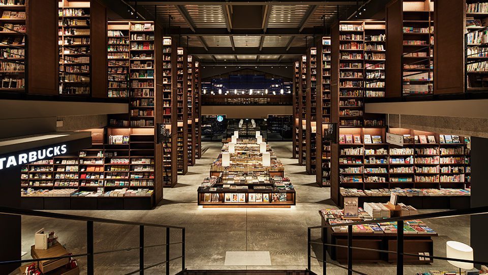 In order to reduce the volume of the 140-meter-long structure, the designers divided it into three blocks and five zones with a staggered layout. The blocks form a cohesive cluster of buildings whose trimmed-back scale is effective in attracting more people.