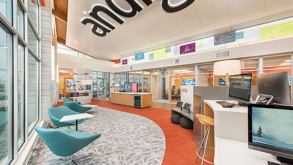 The member lounge features modern furniture with height-adjustable tables. The space can be used as a waiting area, or for meeting and relationship-building with clients.