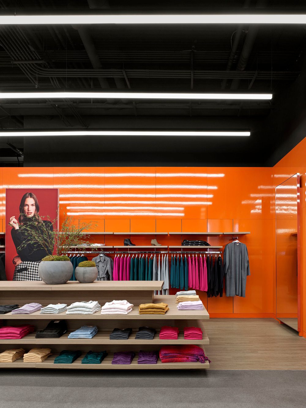 Bold Colors and Shapes Define the New Joe Fresh Flagship in Toronto, slide 7