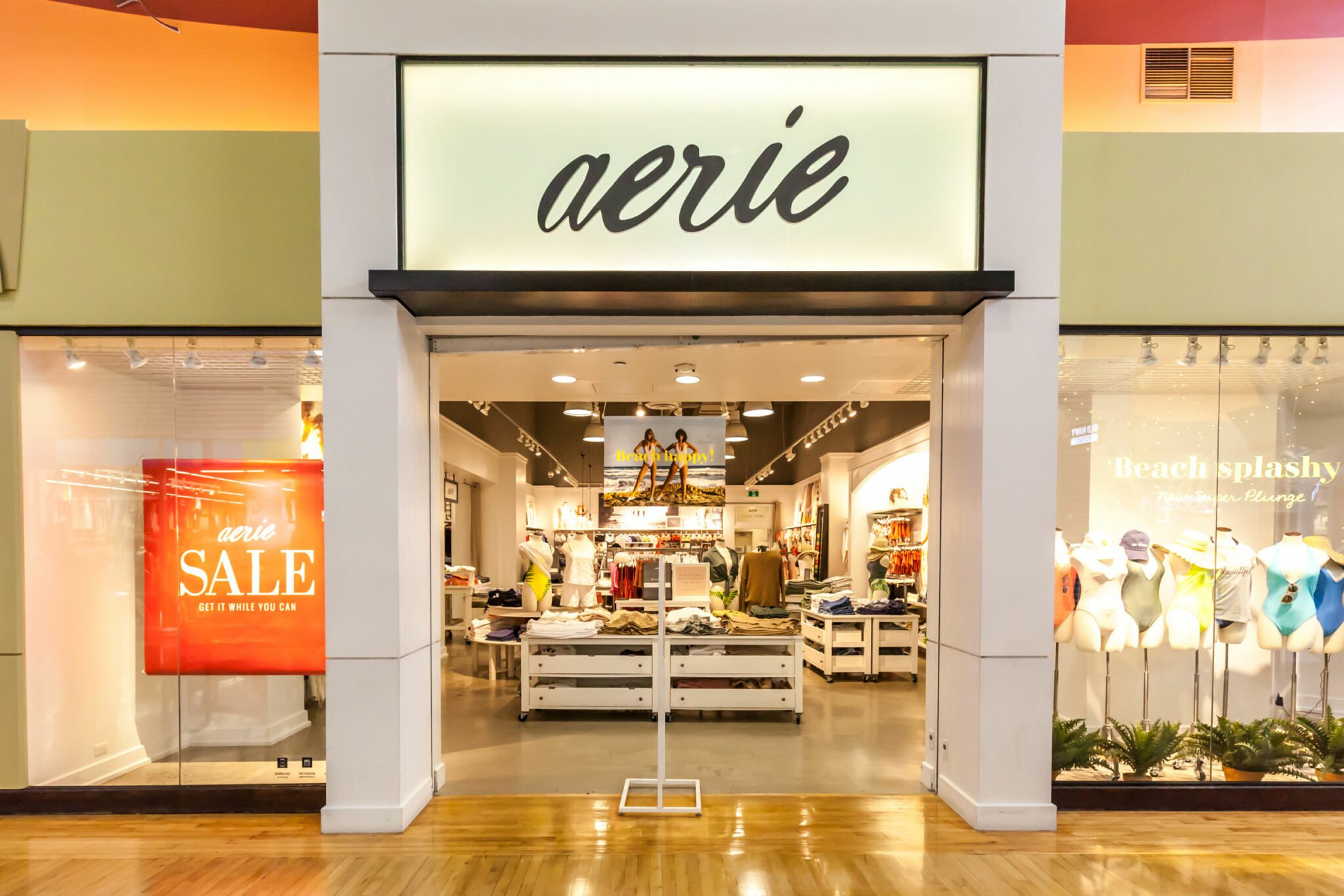 Aerie магазин. Магазин ноу Ван. American Eagle Outfitters Visual Merchandising.