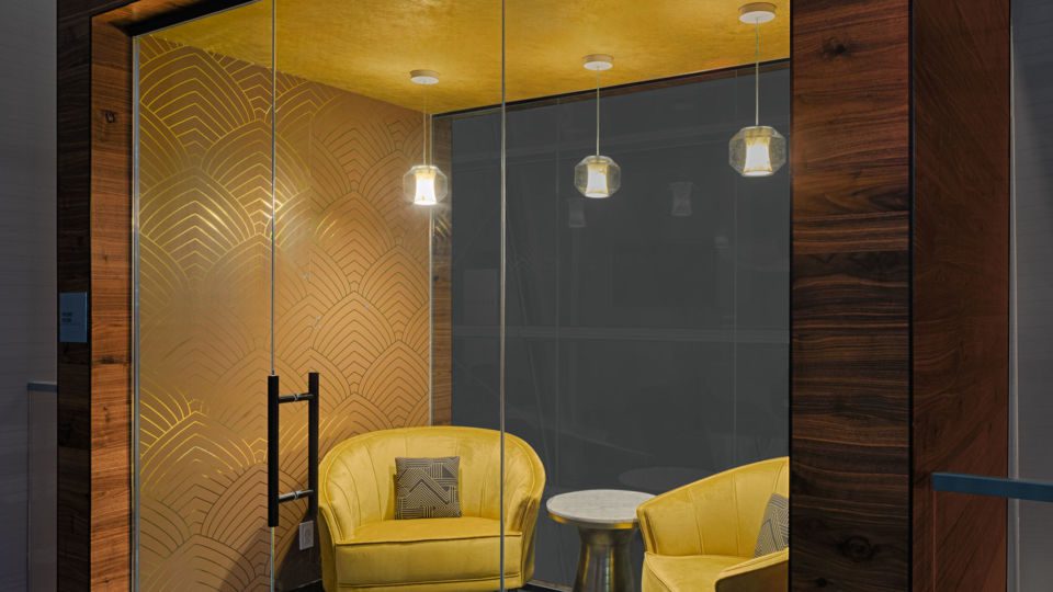 Intimate phone rooms that appear to be floating in the space are located throughout the lounge to offer private escape spaces for travelers. Each room is inspired by a color, a decade and New York architecture.