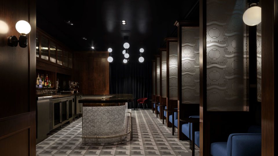 An intimate speakeasy setting, inspired by 1920s design, offers artisan coffee by day and cocktails by night. A hidden entrance door is marked with “1850,” signifying the name of the lounge and giving a nod to the year American Express was founded.