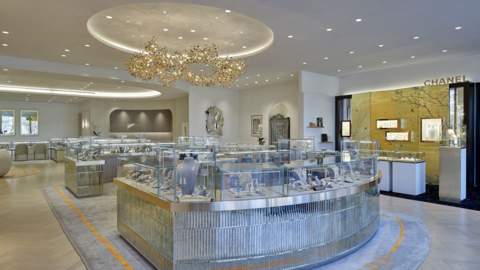 Industrial metals and reflective materials and fixtures draw guests’ attention to the merchandise, while statement chandeliers give off a more luxurious feel.