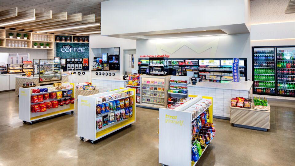 Centered conveniently between the market and fresh offerings, the checkout was designed to accommodate last-minute needs with built-in merchandisers and lotto display. Customized queue line merchandisers add a fun pop of yellow to the space.