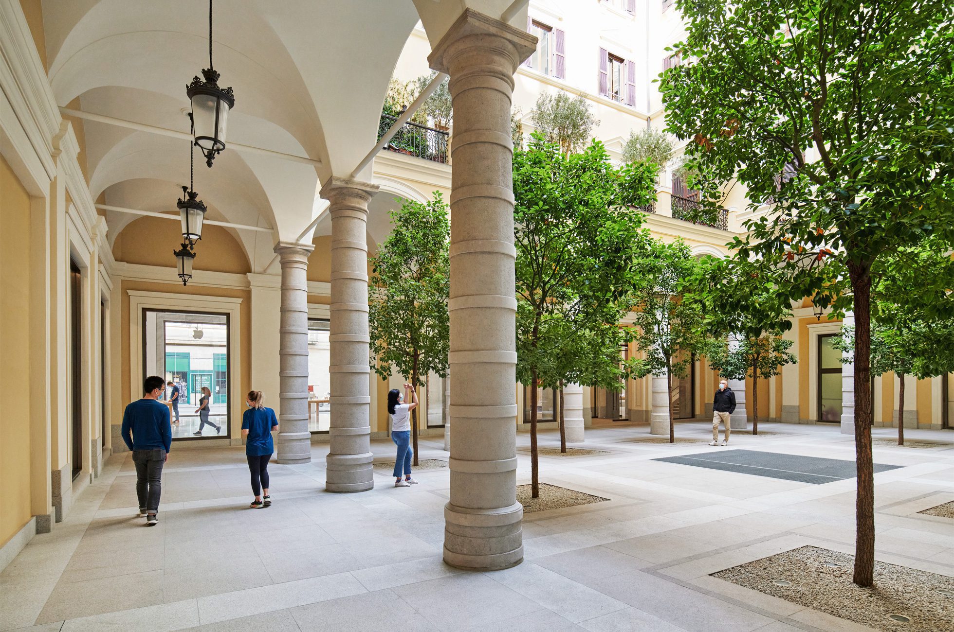 Apple Via del Corso Store Debuts in Rome, slide 3