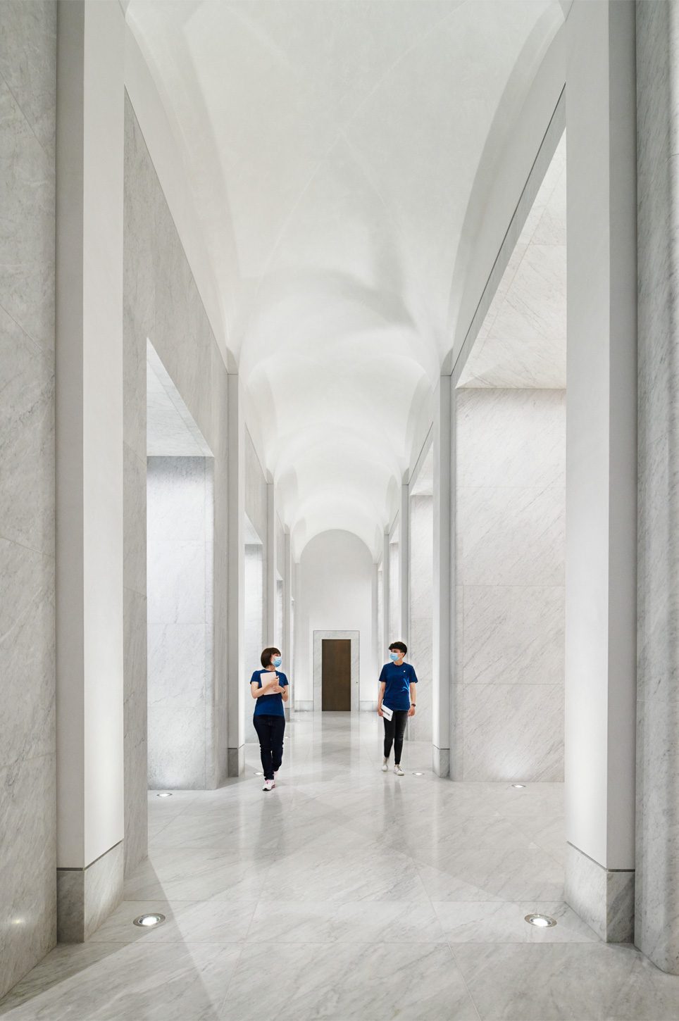 Apple Via del Corso Store Debuts in Rome, slide 7