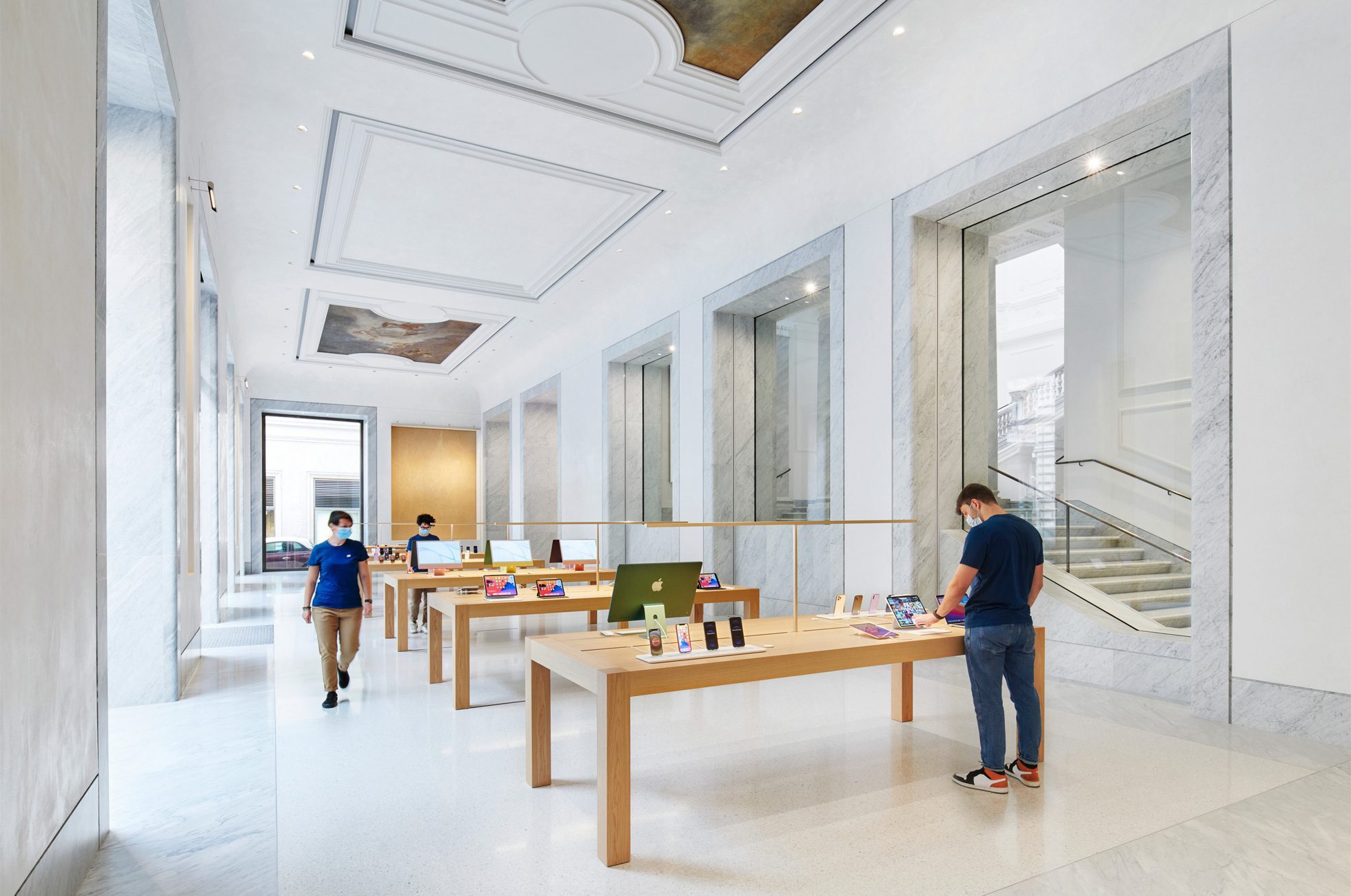 Apple Via del Corso Store Debuts in Rome, slide 5