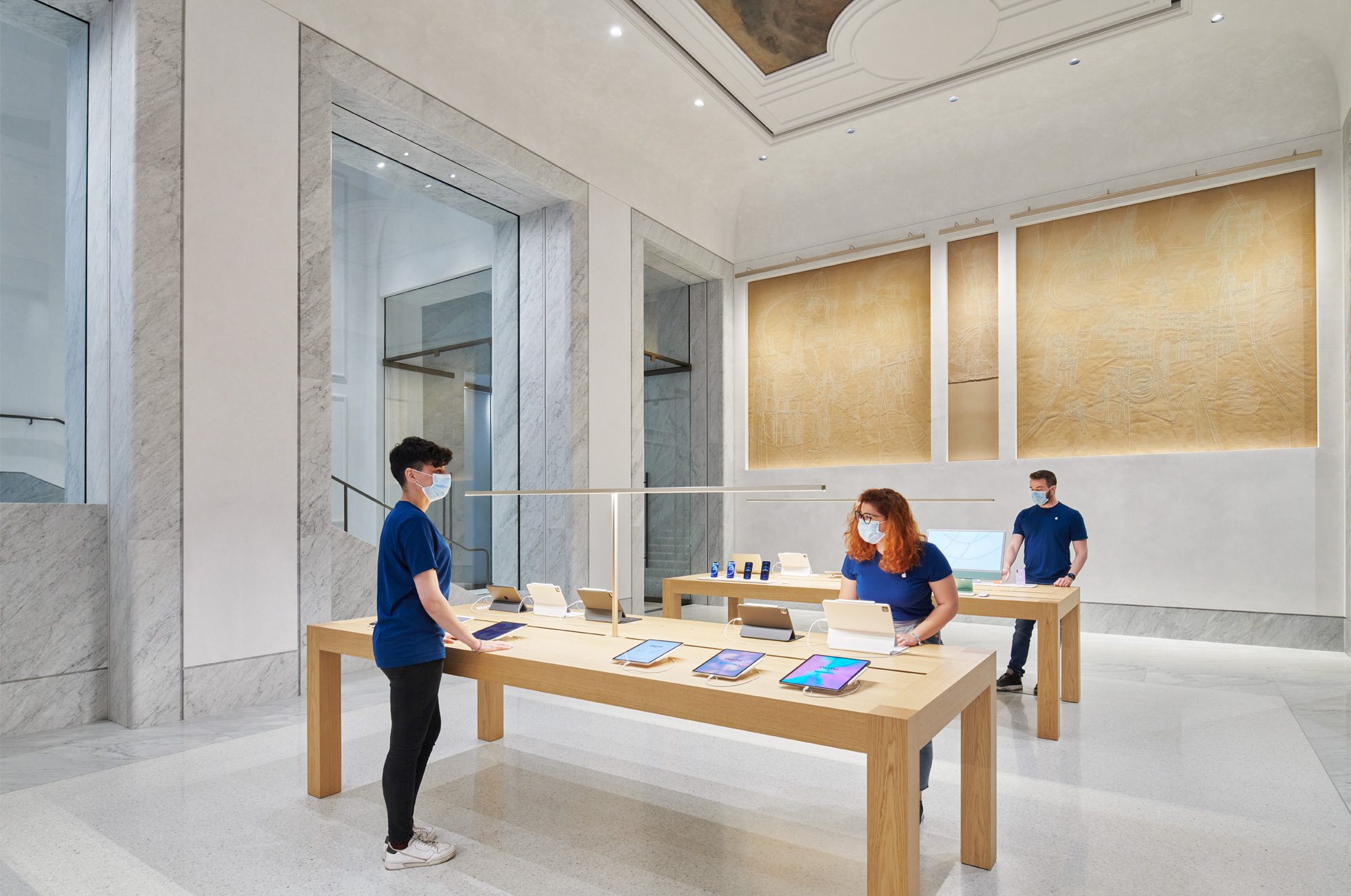 Apple Via del Corso Store Debuts in Rome, slide 2