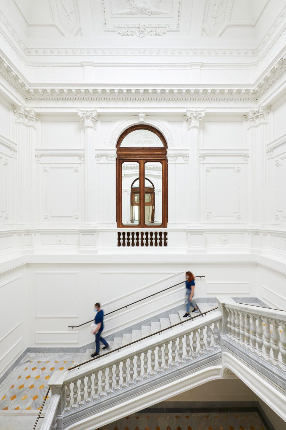 Apple Via del Corso Store Debuts in Rome, slide 6