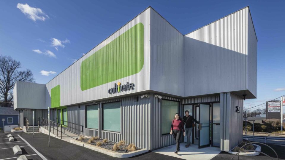 Different metal paneling textures for the upper and lower registers of the building add visual interest and appear to heighten and elongate the structure. A dedicated exit ensures an easy customer experience.