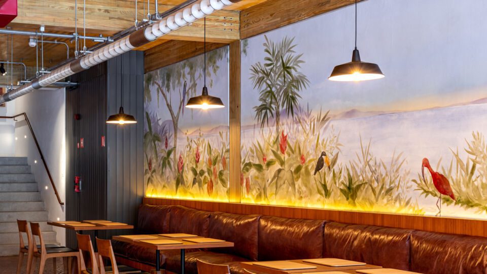 The first and second floors offer tables and benches to accommodate visitors. The floors also have transparencies and side openings, which contribute to a connection between levels and establish a visual relation from inside to outside.