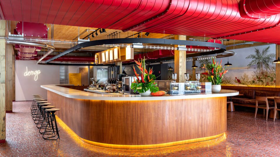 The flooring brings back the red ceramic "caquinhos" tradition (broken shards), typical of São Paulo residences from the 1940s and 1950s. They were found in “tile cemeteries” and were used to create the ambience. Besides paying homage to the city, it also refers to the famous “quebra-quebra” brand product: chocolate boards inside glass niches that are broken into as many pieces as the customer ordered.