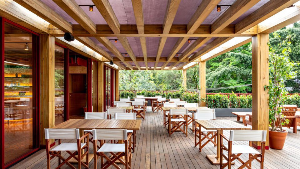 The exposed wood structure and the vegetation composition contribute to a feeling of comfort and liveliness. Transparencies and openings, as well as earthy tones, natural lighting, and ventilation and wooden surfaces accentuate these characteristics.