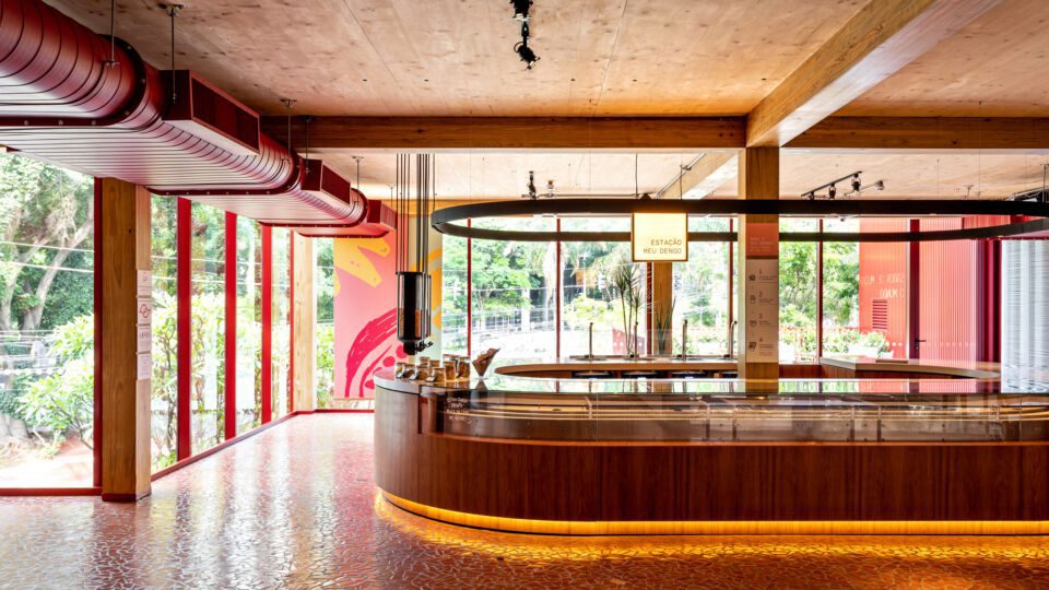 On the first floor, at Meu Dengo station, customers are able to watch while personalized items are made for them.