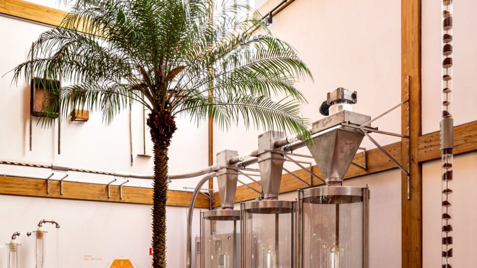 The architecture sought to recreate a chocolate factory in both an attractive and a didactic way, so it could highlight Dengo's differential: the company controls every stage of the production process, which is also known as the “bean to bar” process. Original restored machinery from the 1940s is displayed on the ground floor to show the refining of the chocolate.