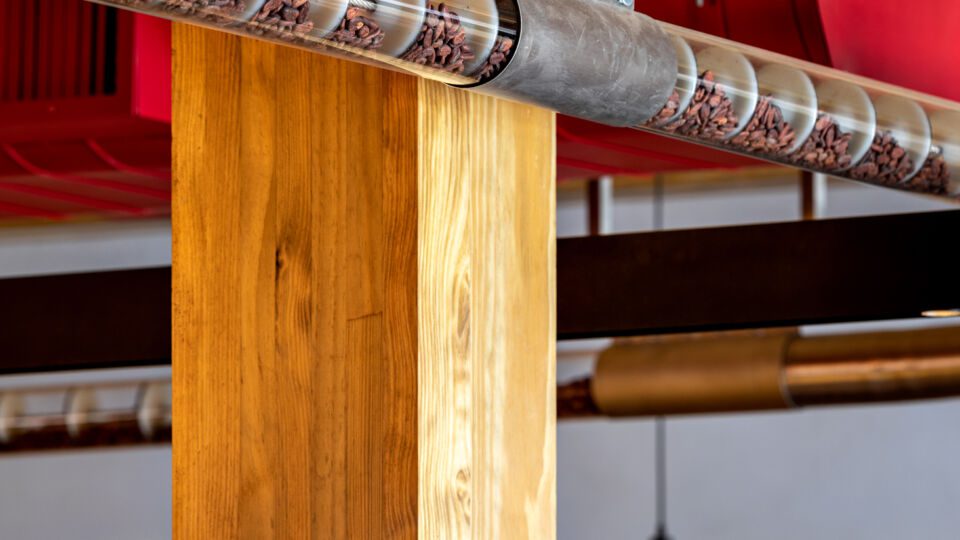 The mill is supplied by beans that arrive through transparent ducts and pass through a central atrium, creating enchantment and enriching the public's imagination by expanding its frame of reference on the manufacturing of chocolate.