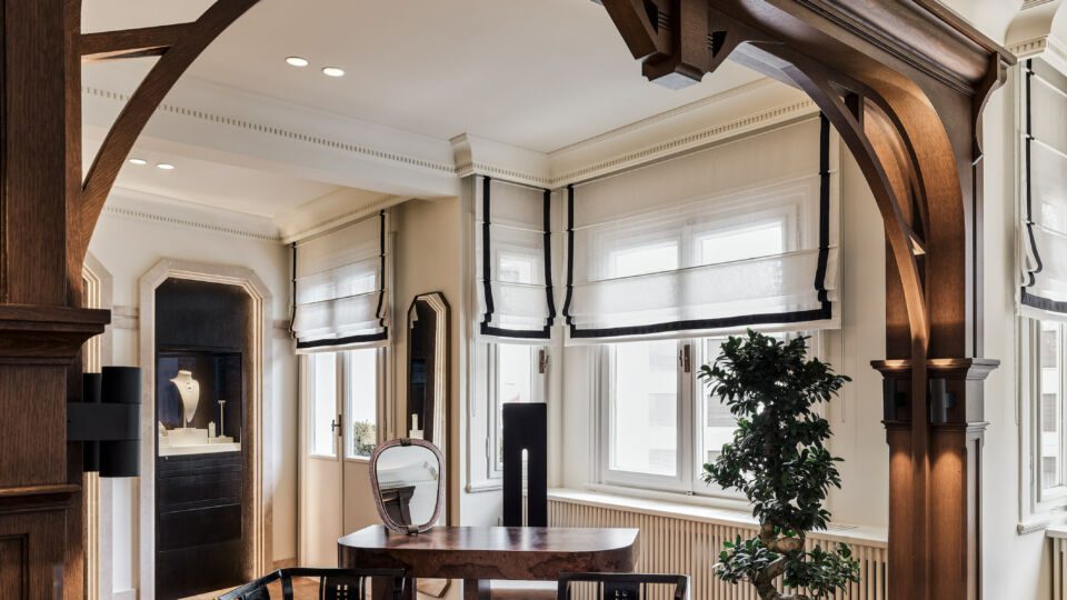 The main room is an uninterrupted double-height space dominated by large symmetrical arches. Sanayi313 Architects applied specially designed wooden frames to the arches to emphasize their proportions in the room.