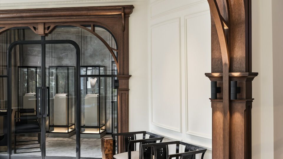 Furniture in the space reflects Enis Karavil’s mantra of “maximalist expressions in minimalist details” for the showroom, including a desk with curved features for customer consultations. A lounge area for customers provides a comfortable and relaxing area and features Sanayi313 Architects’ 07313 Side Tables.
