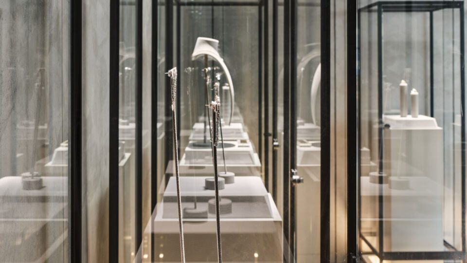 Sanayi313 Architects invited Istanbul-based ON-OFF Lighting Design and Consultancy, led by Ali Berkman, to collaborate on the lighting for the showroom, which plays a pivotal role in showcasing the jewelry collections on display. As the large windows of the showroom let in plenty of natural daylight into the space, the ON-OFF team executed a bespoke lighting system to achieve the optimum balance between natural and artificial light.