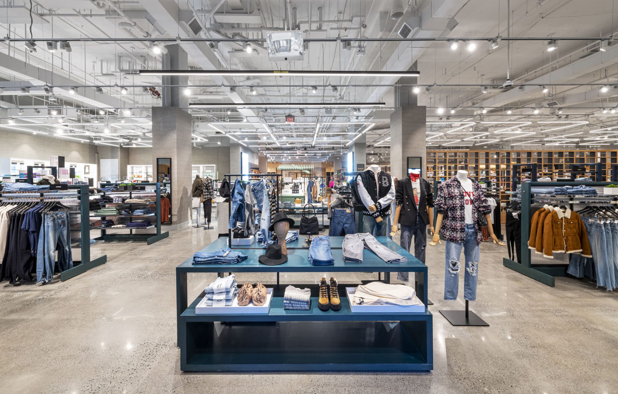 A Look Inside the First Bloomie’s Small-Format Store, slide 8