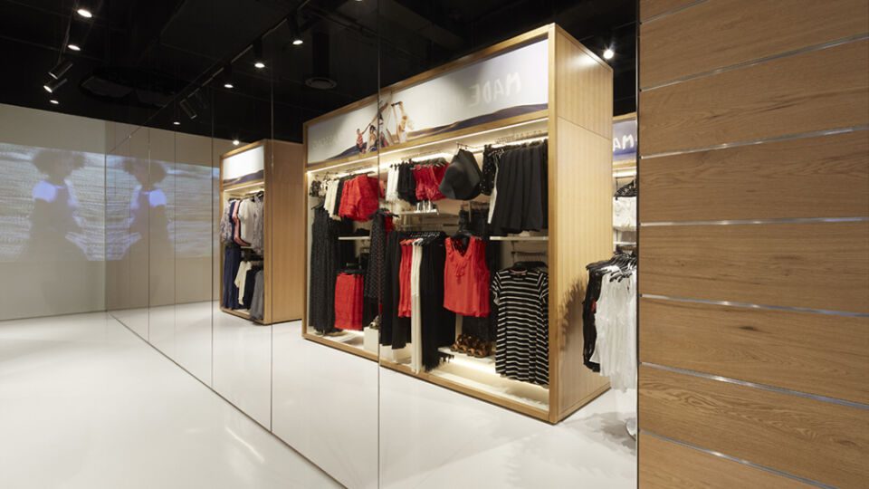 Smart design solutions contribute to the clean and sharp interior environment and enhance the sense of spaciousness, such as the stock rooms that are concealed by mirrors. 
