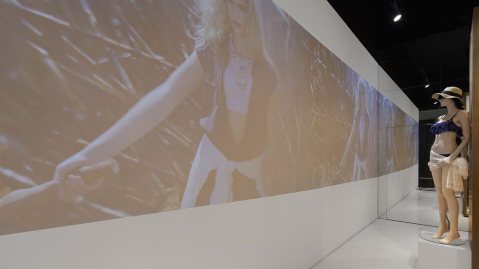 To foster a sense of local pride and connection to the Glassons brand, a floor-to-ceiling projection screen showcases local imagery. 
