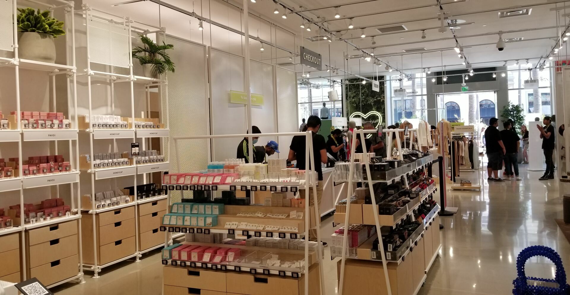 Amazon Style’s Digitally Powered Brick-and-Mortar Experience Blends Human Touch With AI Sales Support