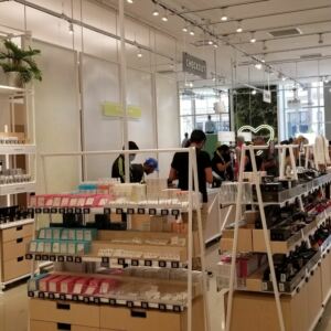 Amazon Style’s Digitally Powered Brick-and-Mortar Experience Blends Human Touch With AI Sales Support