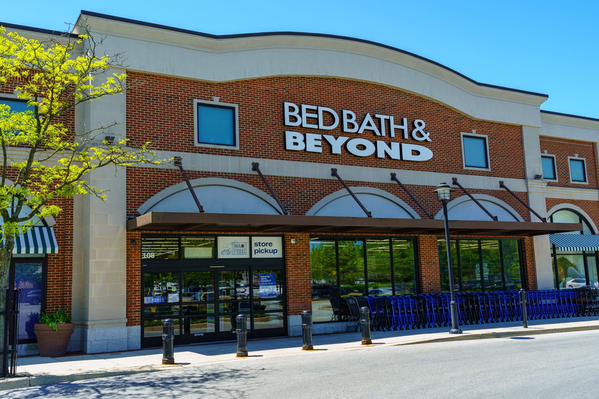 Bed Bath & Beyond CEO Exits as Q1 Sales Drop 25%