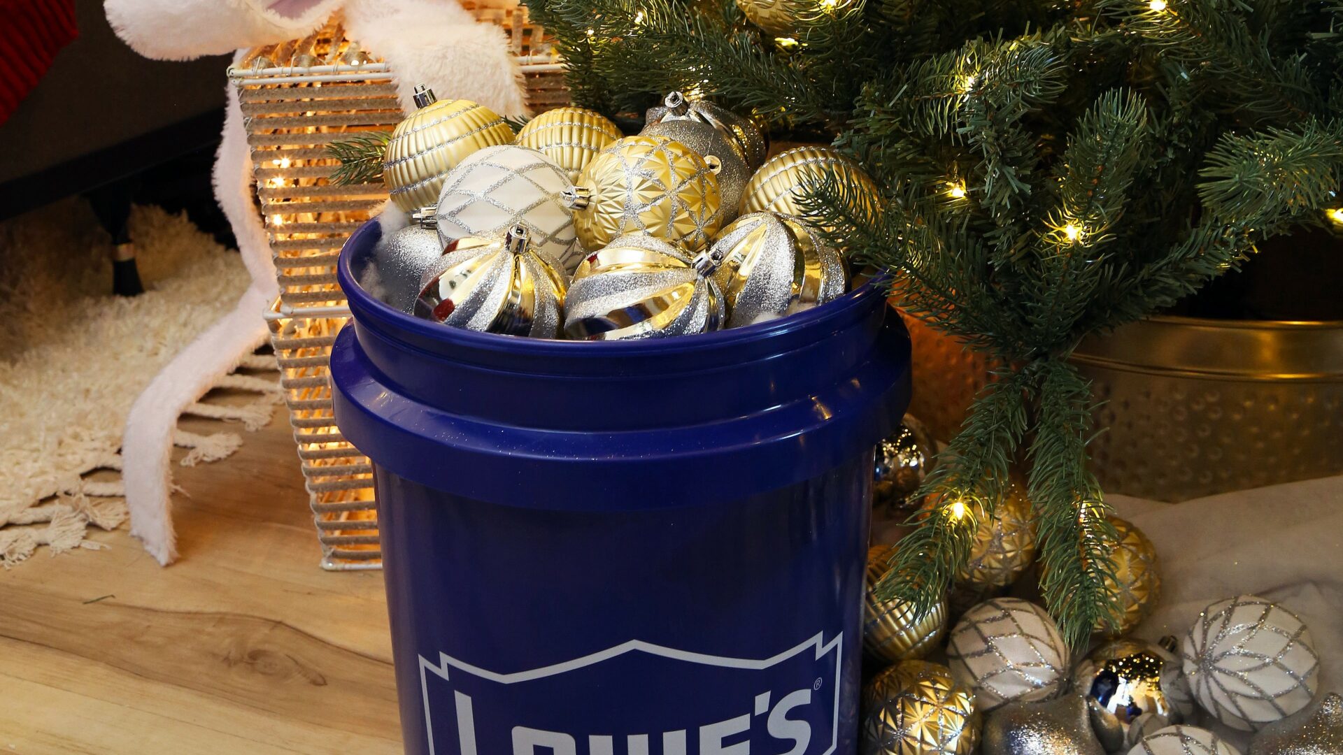 Lowe’s Creates a Shoppable Holiday ‘Home’ for Stranded Travelers this Thanksgiving Eve