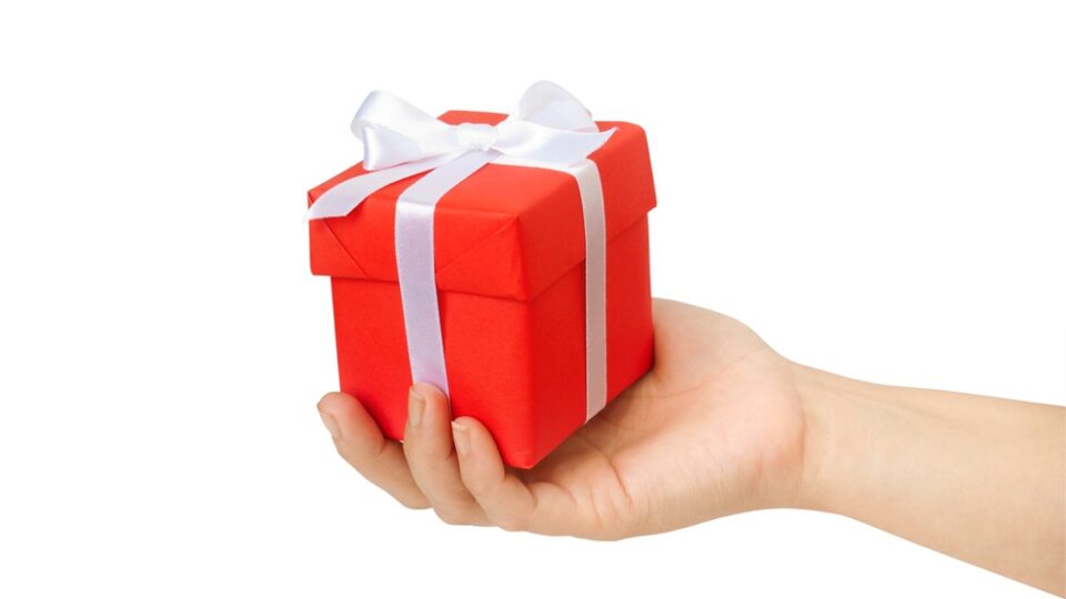 Hand holding gift box