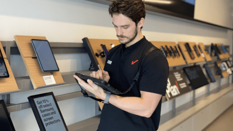 Verizon employee with tablet