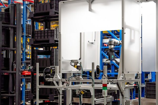 Staples to Deploy AI-Powered Robotic Picking in Fulfillment Centers