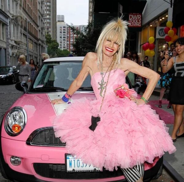 Betsey Johnson is returning to brick and mortar with a new pop-up hosted by Shopify.